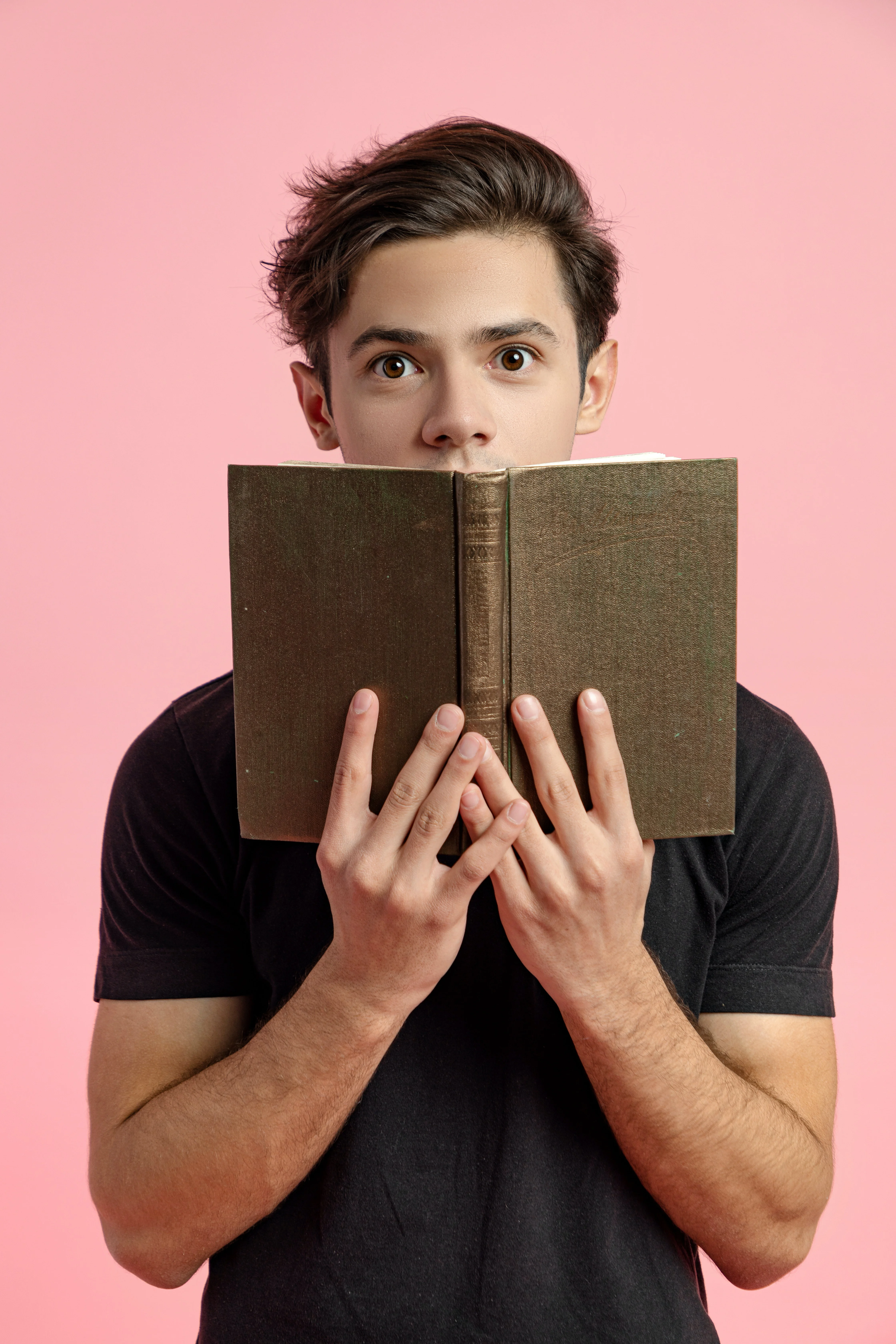 joven escondido atrás de un libro